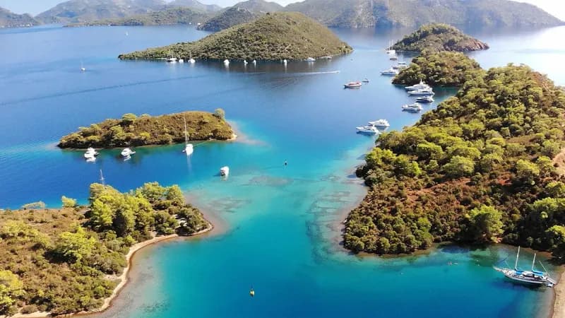 Göcek adaları ve demirli teknelerin havadan görünümü